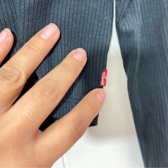 Levi’s Turtle Neck Long Sleeve Crop Shirt Black Size Small - Picture 2 of 7